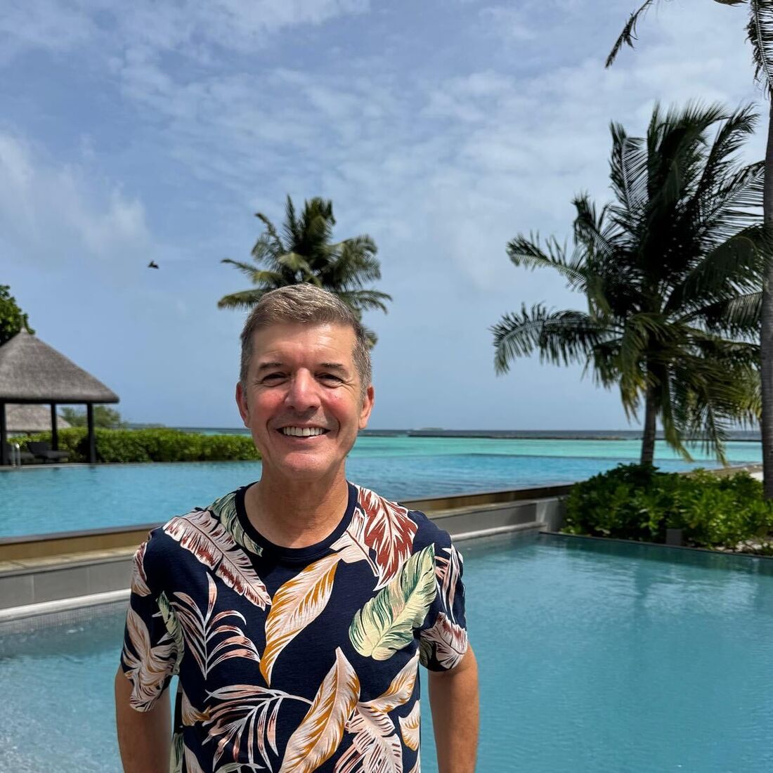 João Baião aproveita as férias num cenário paradisíaco com piscina e palmeiras