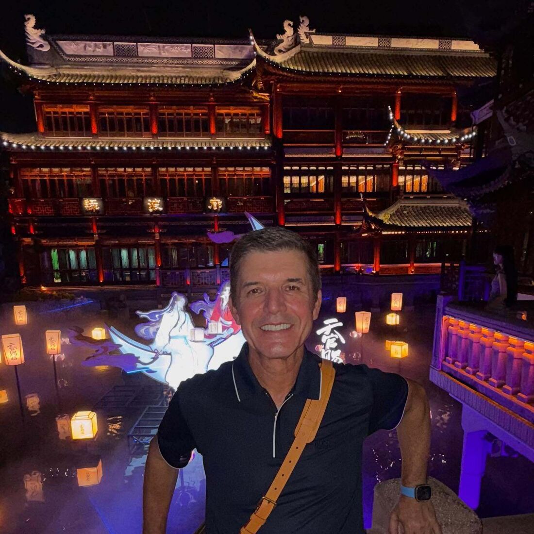 João Baião visita um local iluminado e pitoresco na China