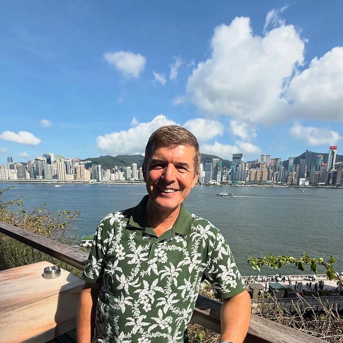 João Baião aproveita paisagem de Hong Kong durante as férias