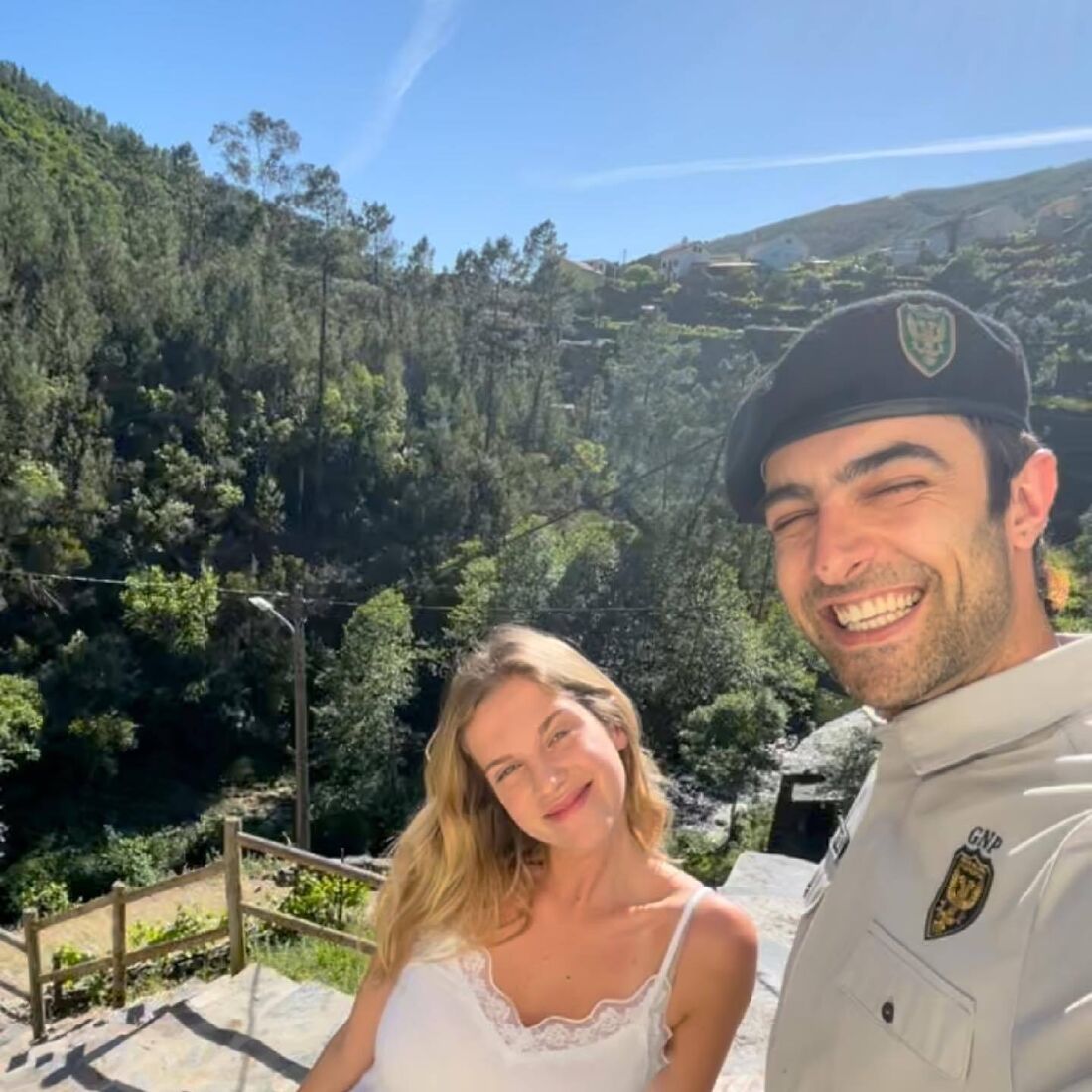 Viriato Quintela e Júlia Palha nas gravações da novela 'A Serra'