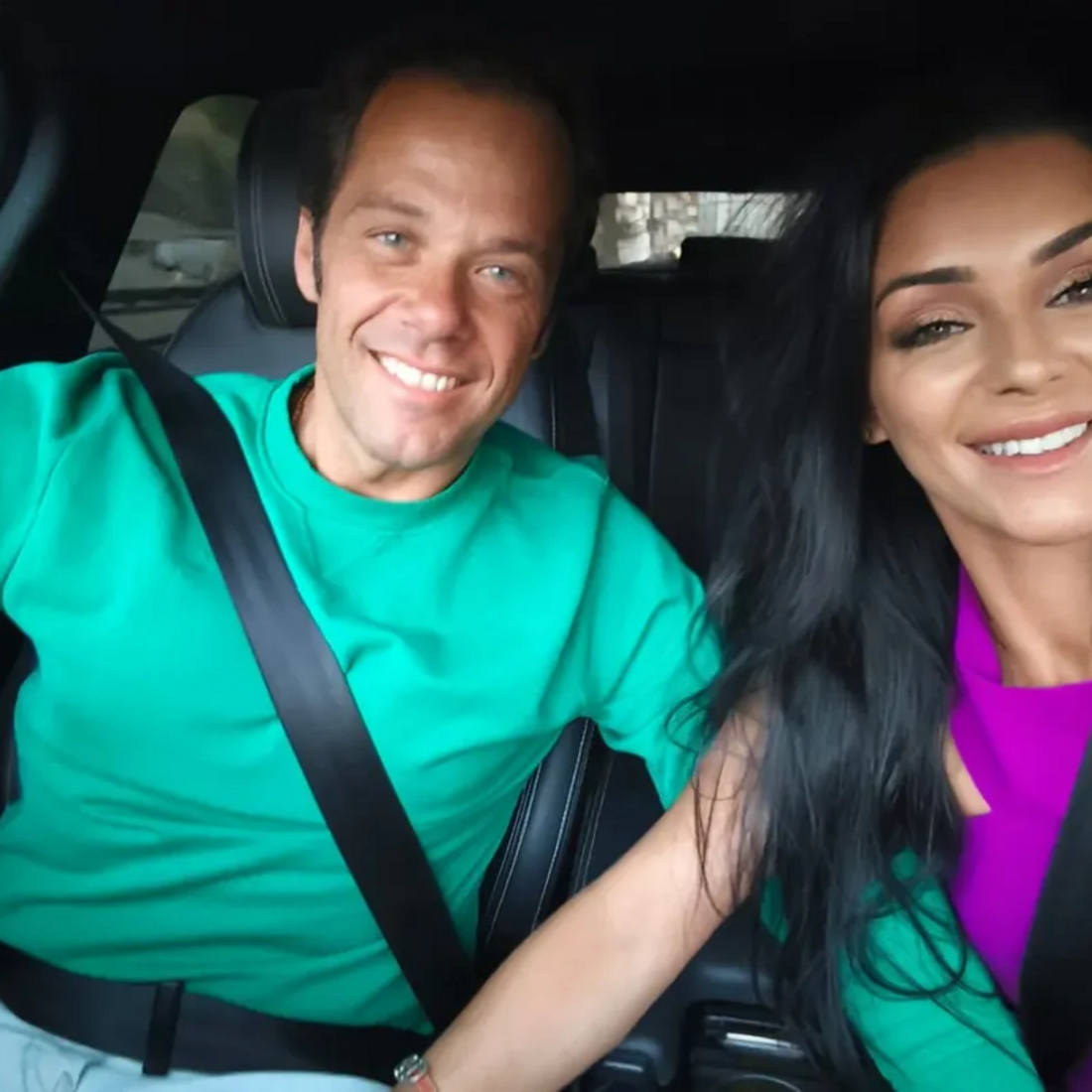 Luíza Abreu assiste à corrida de João Moura Caetano longe da família do namorado