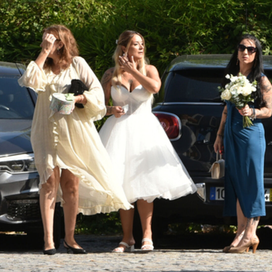 Noiva posa para foto com convidadas em dia de celebração