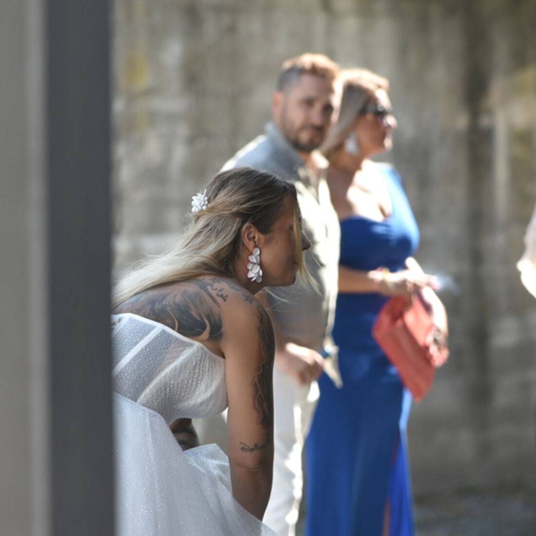 Noiva com vestido branco e convidados num evento