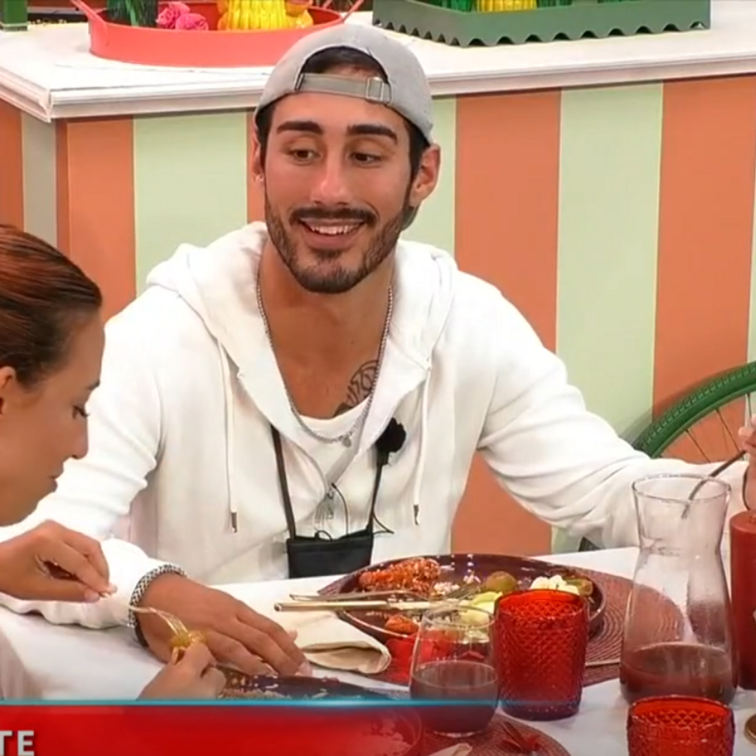 Catarina Miranda e Afonso Leitão jantam juntos no Big Brother e trocam presentes