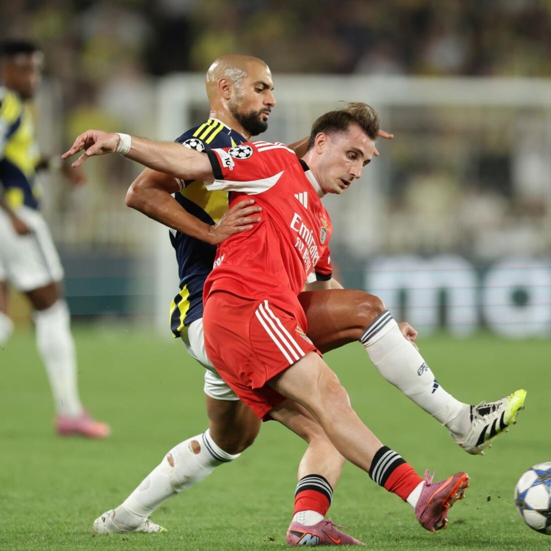 Kerem Aktürkoglu em duelo com Amrabat