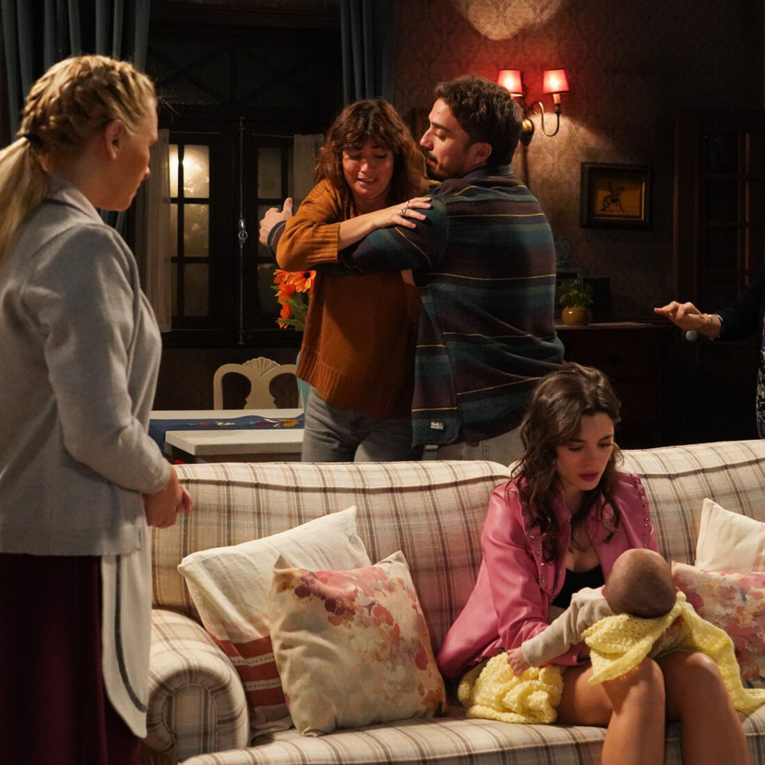 Soria Alves, Joana Ribeiro e o bebé na novela 'A Promessa'jpg