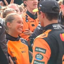Margarida Corceiro e Lando Norris celebram vitória no GP da Hungria com beijo apaixonado