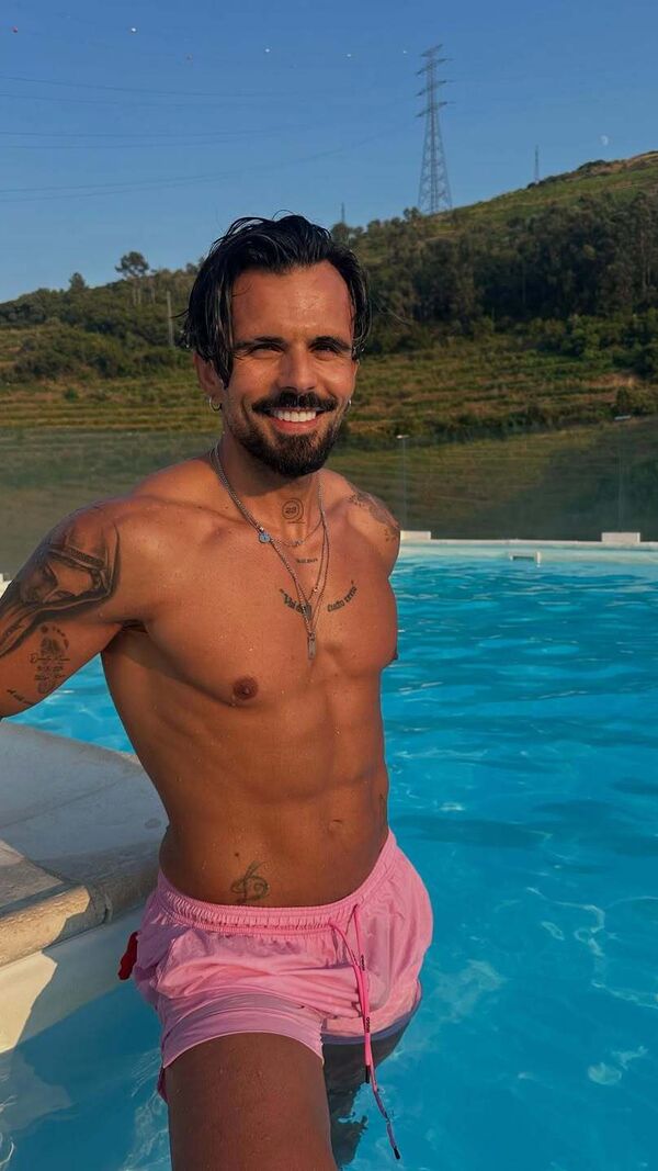 Domingos Terra exibe sensualidade na piscina