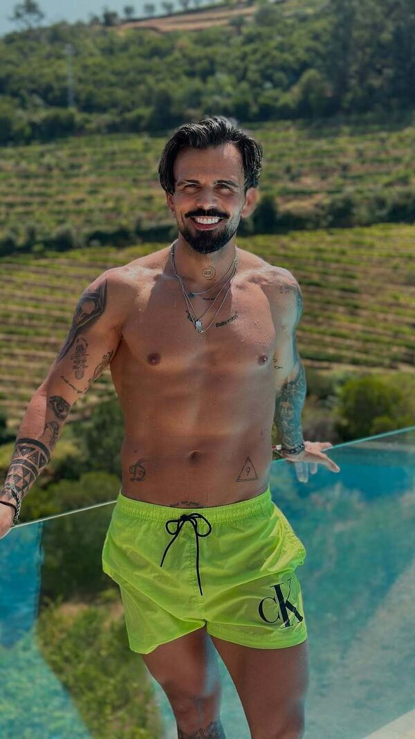 Domingos Terra exibe sensualidade na piscina
