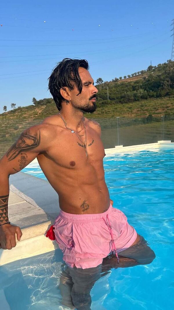 Domingos Terra exibe sensualidade na piscina