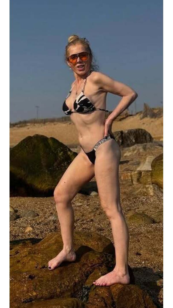 Marta Neto, de 'Casados à Primeira Vista', esbanja sensualidade na praia
