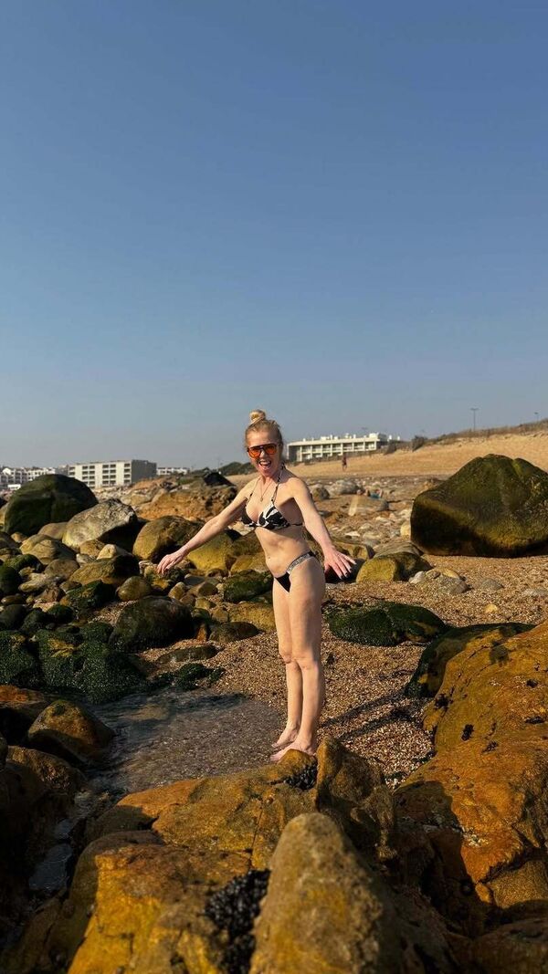 Marta Neto, de 'Casados à Primeira Vista', esbanja sensualidade na praia
