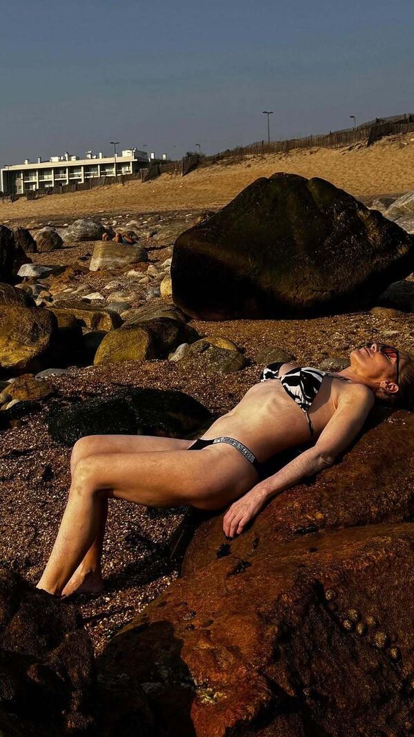 Marta Neto, de 'Casados à Primeira Vista', esbanja sensualidade na praia