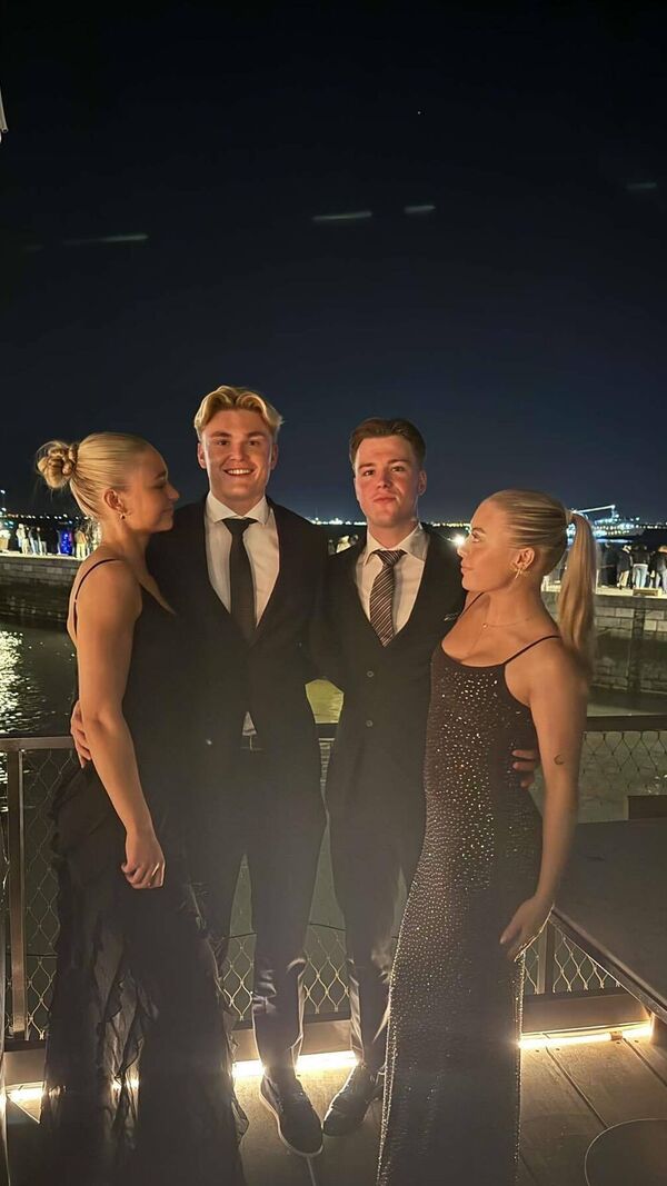 Conrad Harder com Emma e Kaare Barslund, jogador do Brommapojkarna, e a namorada deste, Alma