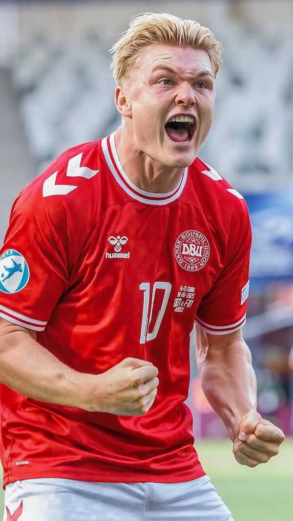 Conrad Harder com as cores da seleção dinamarquesa de sub-21