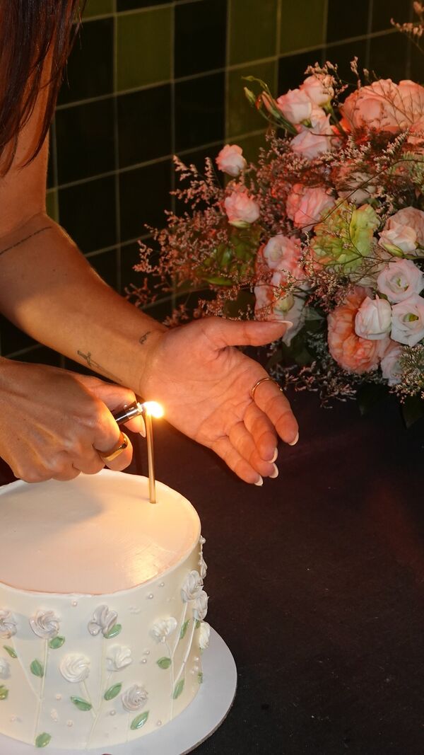 Marcia Soares com o seu bolo de aniversário