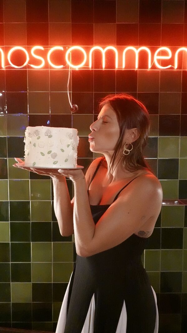 Marcia Soares com o seu bolo de aniversário