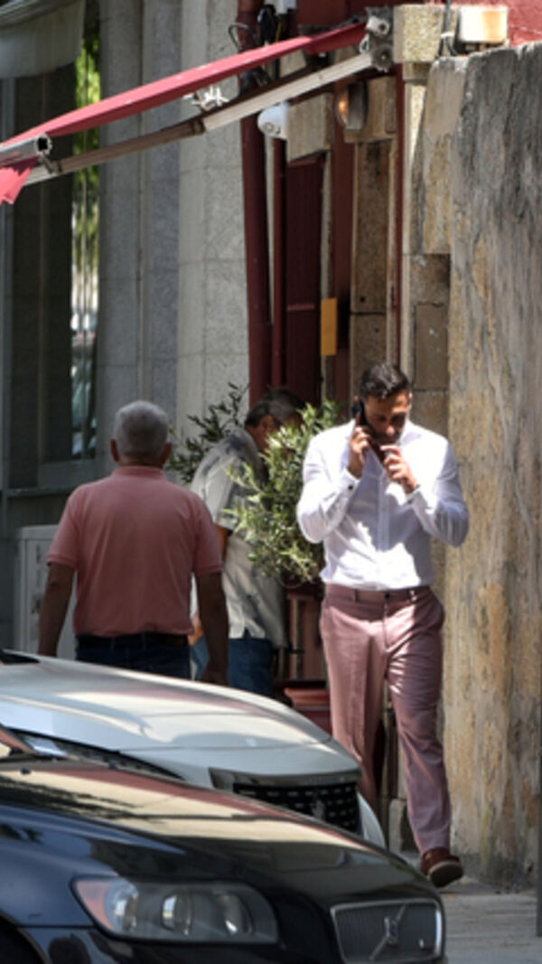 Homem ao telefone na rua