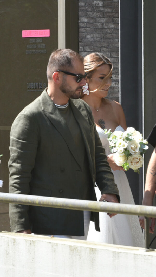 Casal celebra casamento com equipa de filmagem e convidados presentes