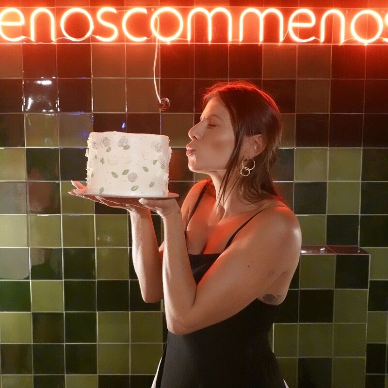 Marcia Soares com o seu bolo de aniversário