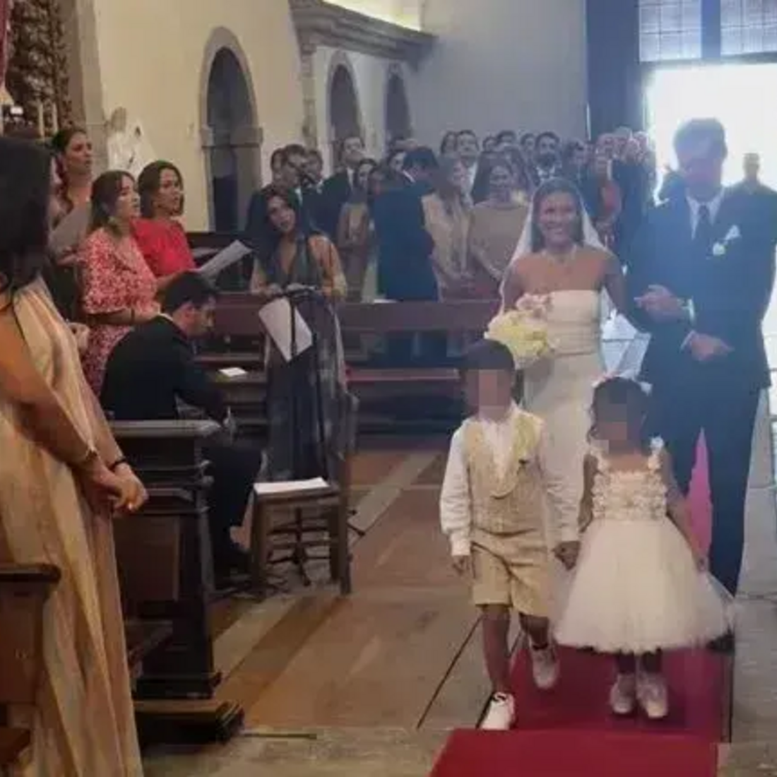 Vítor Baía acompanha a filha Beatriz ao altar na cerimónia de casamento