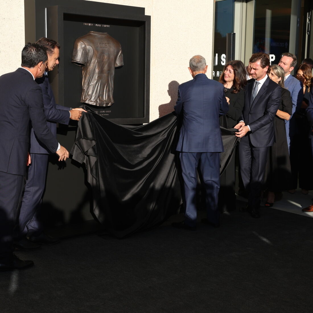 Homenagem a Jorge Costa na Cidade do Futebol emociona família e figuras políticas