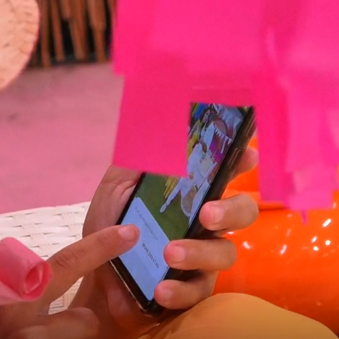 Catarina Miranda vê as fotos que tirou com Afonso Leitão