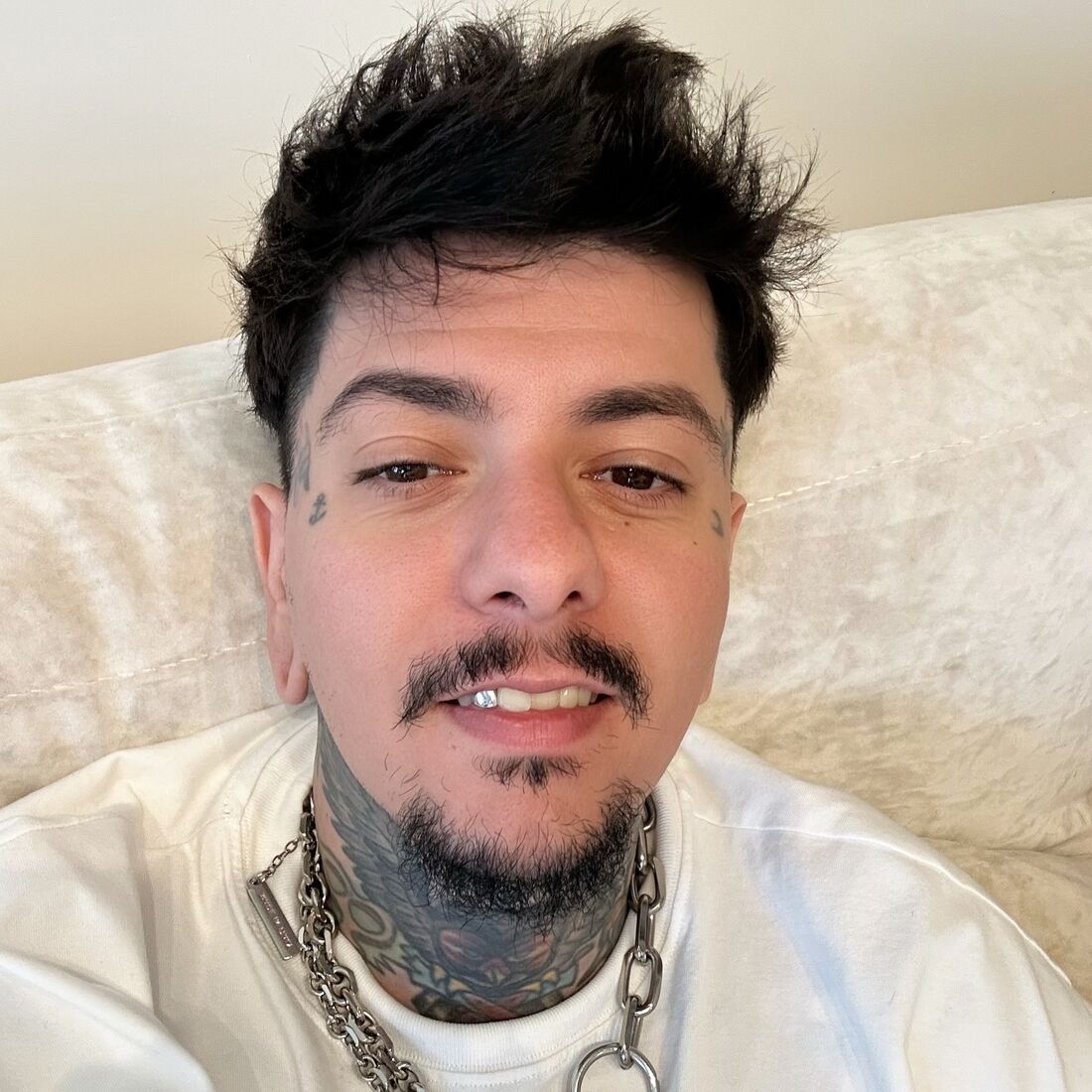 Agir, cantor
