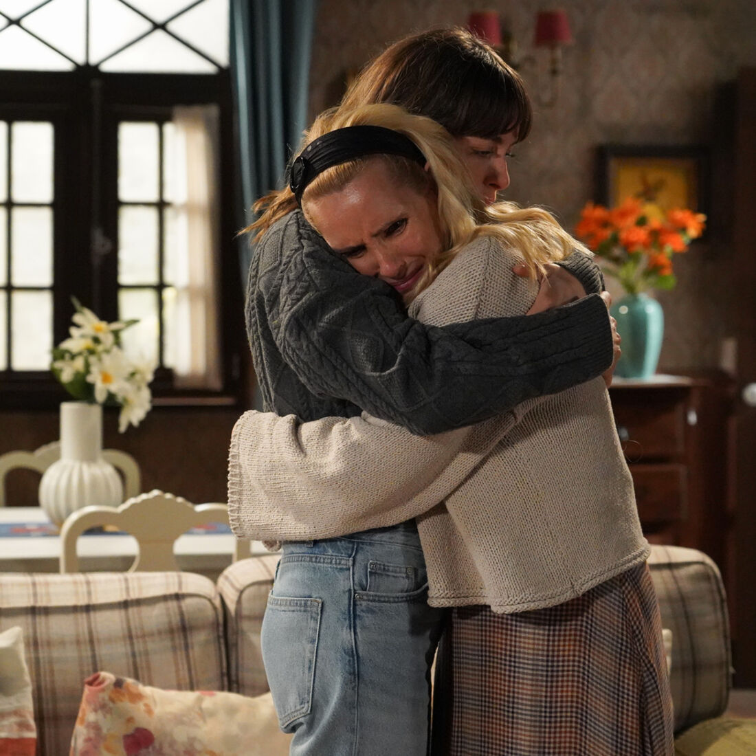 Após denúncia por violência, Maria expulsa Luís com apoio de Laura