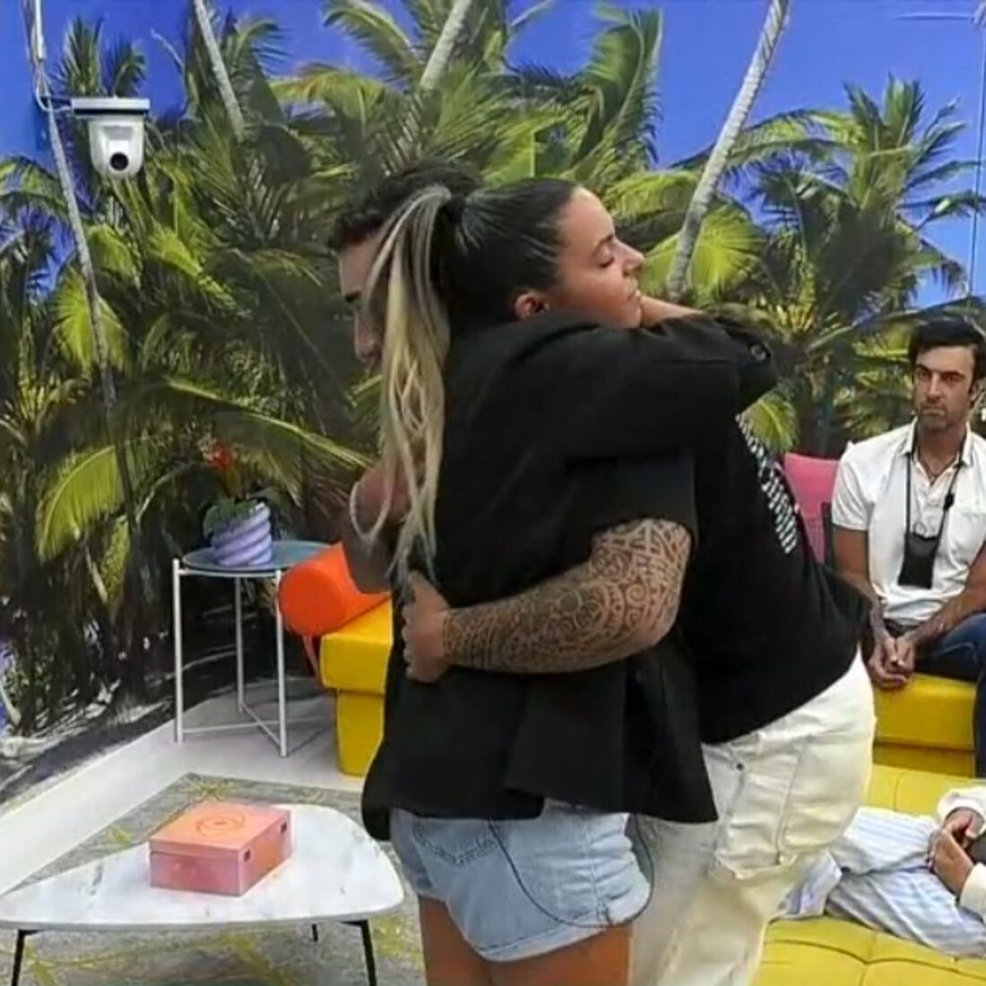 Afonso e Jéssica abraçam-se