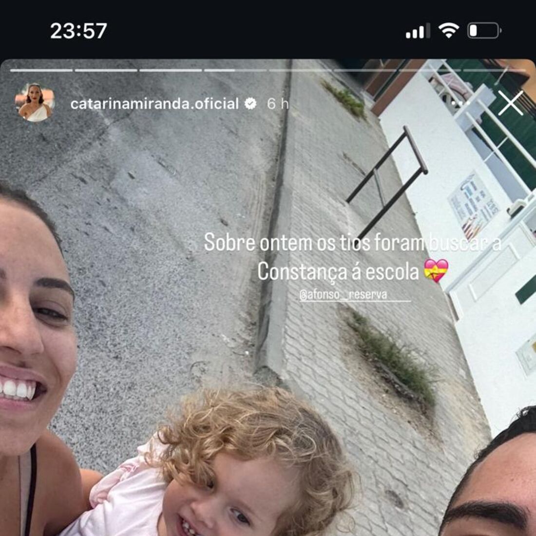 Catarina Miranda e Afonso Leitão vão buscar a sobrinha à escola