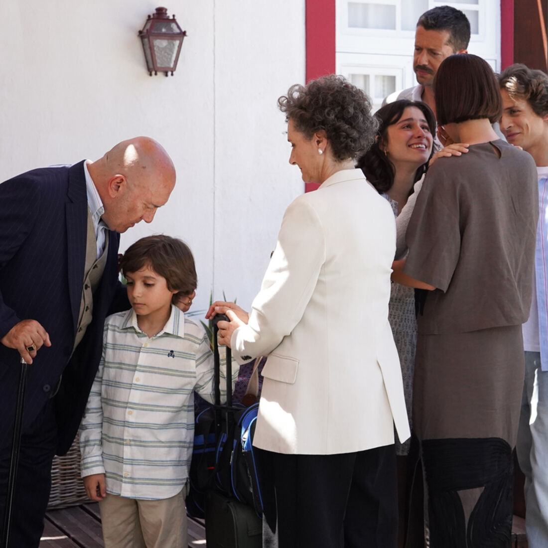 Vitória ganha a guarda dos filhos, mas Afonso e Matilde rejeitam-na.
