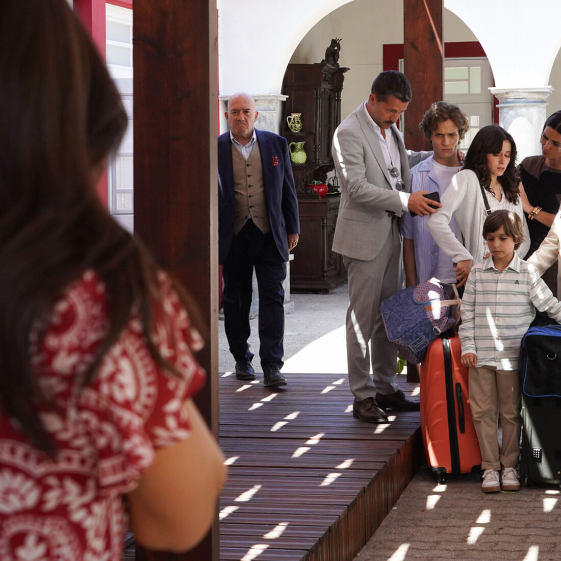 Vitória ganha a guarda dos filhos, mas é rejeitada por Afonso e Matilde