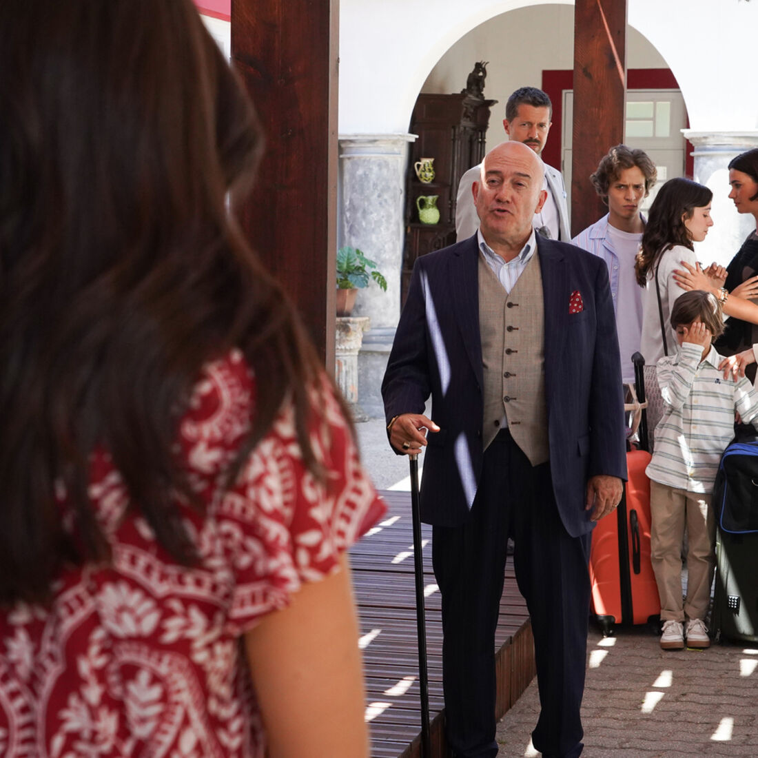 Vitória ganha a guarda dos filhos, mas é rejeitada por Afonso e Matilde.
