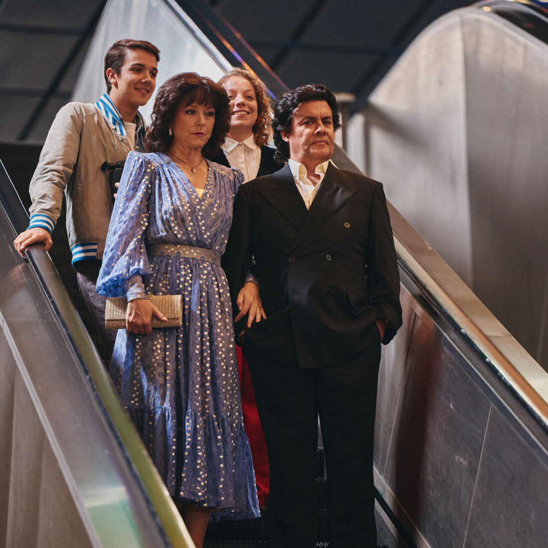 Elenco de 'O Arquiteto' em escadote rolante na TVI