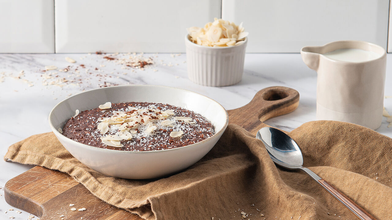 Papas de aveia com cacau, amêndoa laminada e coco: um pequeno-almoço simples e delicioso