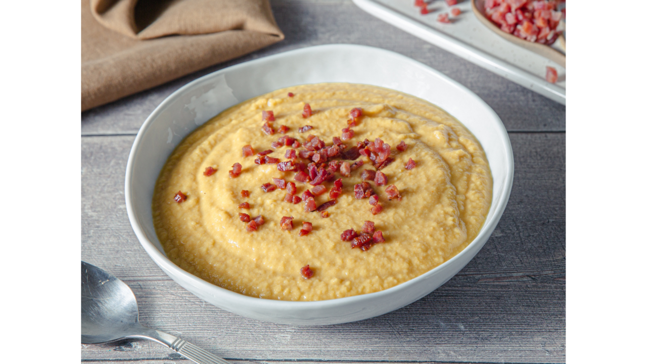 Creme de grão e cenoura, com cubos de presunto crocantes