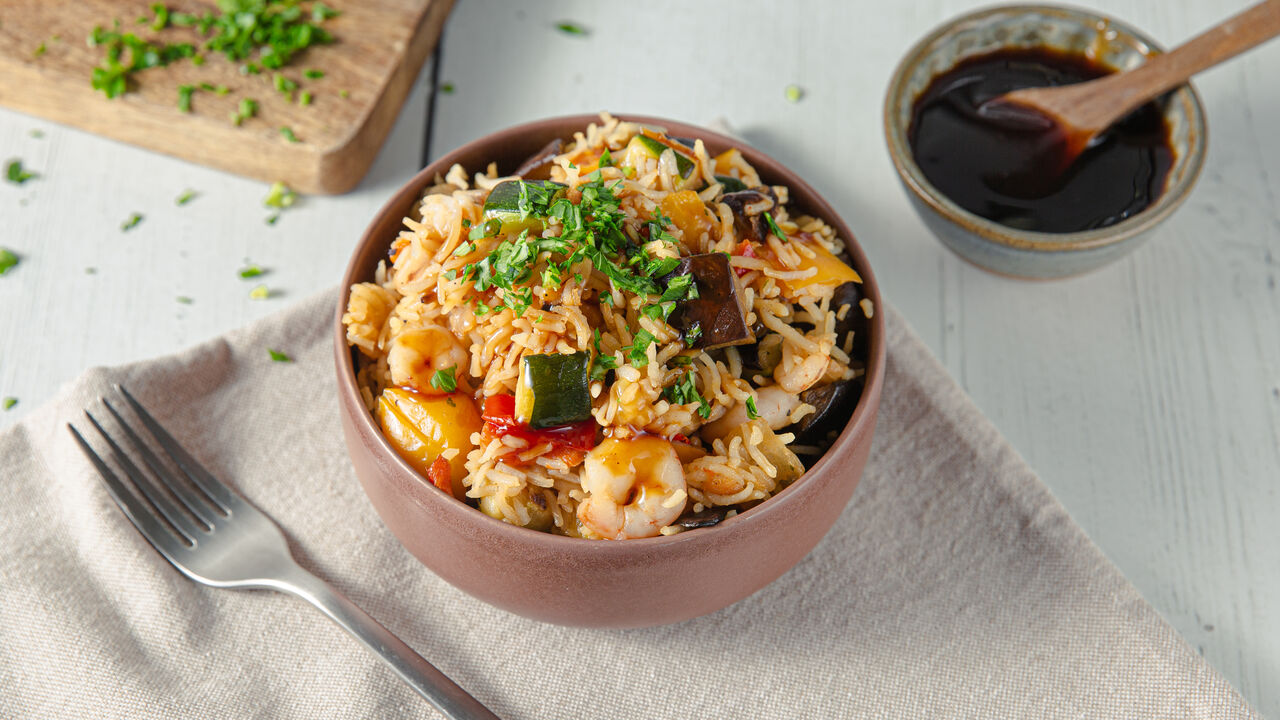 Arroz salteado com legumes e gambas, receita fácil e completa