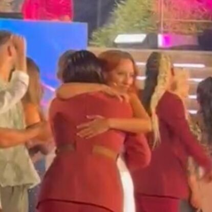 Catarina Miranda abraça Marta Cruz na última gala do Big Brother Verão