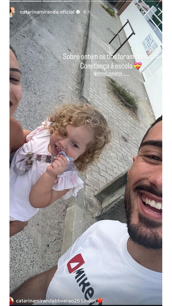 Catarina Miranda e Afonso Leitão vão buscar a sobrinha à escola