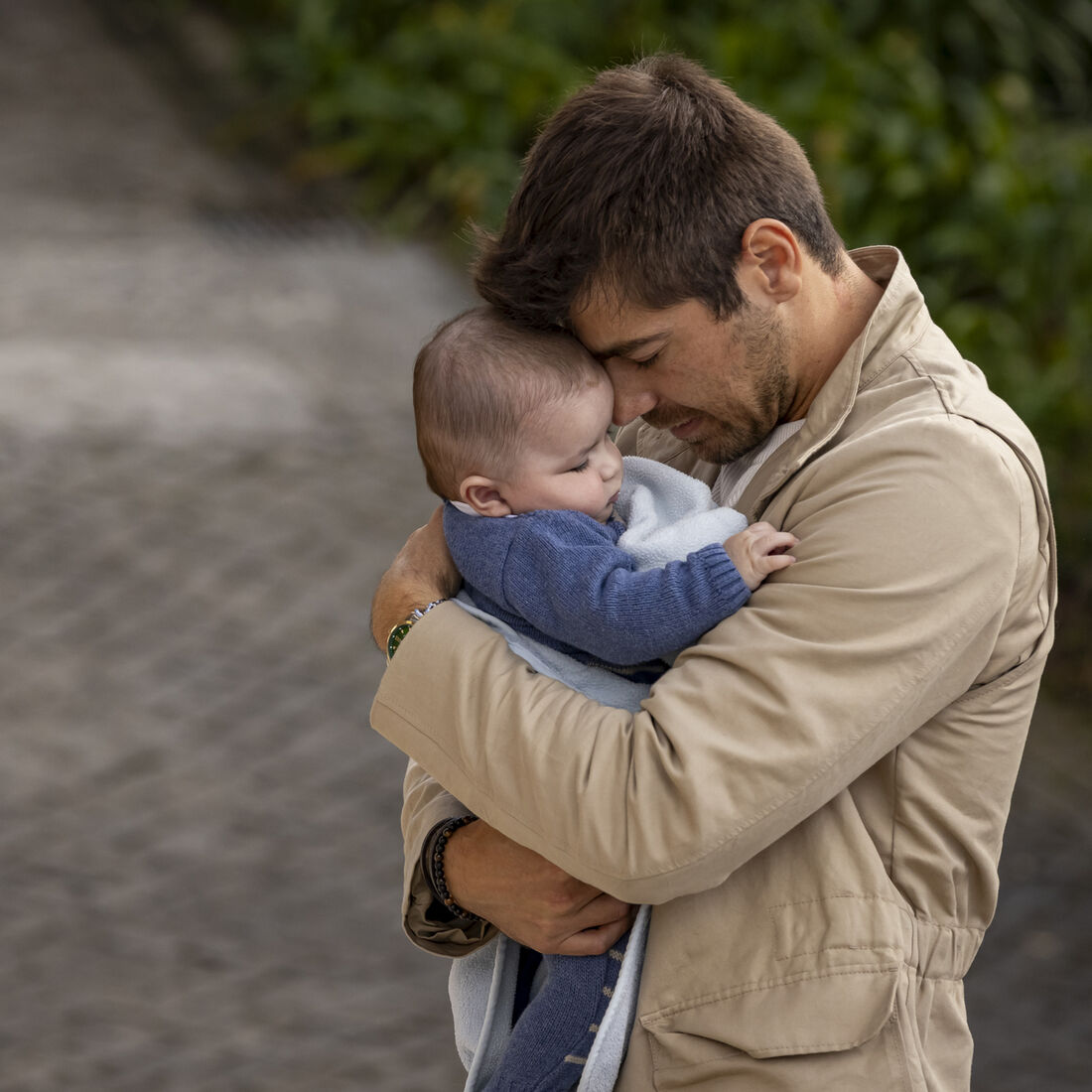 Tomás e o bebé Luís na novela 'A Promessa'