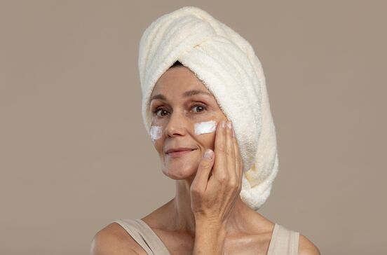 Mulher aplica creme facial da COSRX para firmeza e luminosidade da pele
