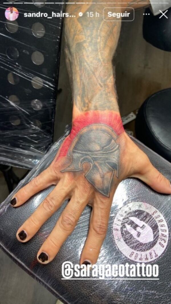 Sandro tapa tatugem alusiva a um movimento de extrema-direita