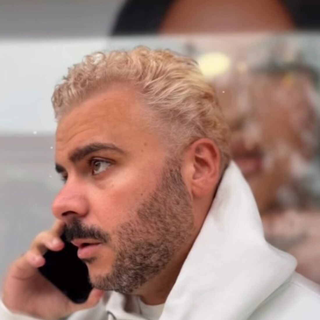 João Ricardo surge loiro platinado, após mudança de visual por Joana Diniz