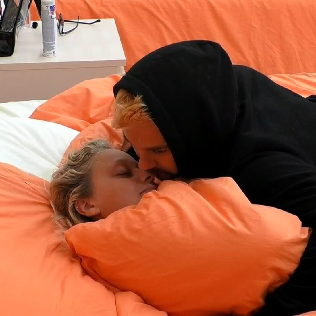 Concorrentes do Secret Story mostram cumplicidade num momento de carinho