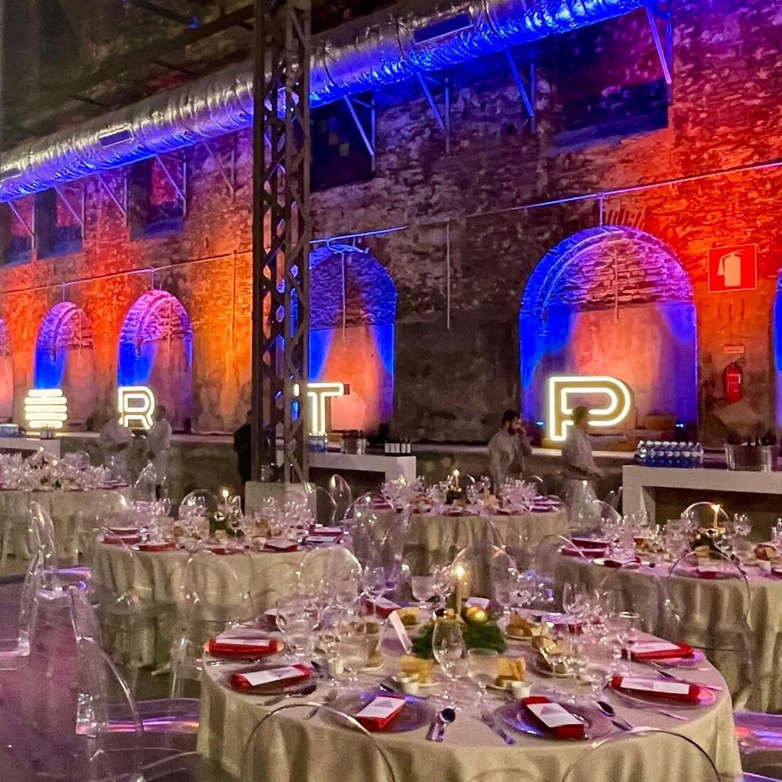 Jantar especial RTP com Dina Aguiar num espaço iluminado.
