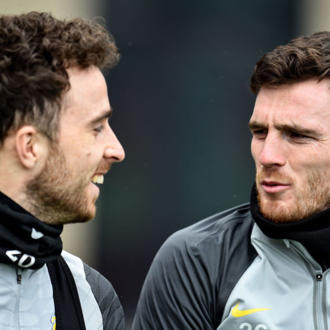 Diogo Jota com Andy Robertson no Liverpool