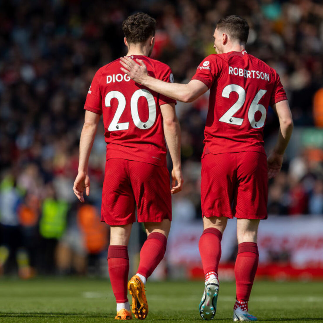 Diogo Jota com Andy Robertson no Liverpool