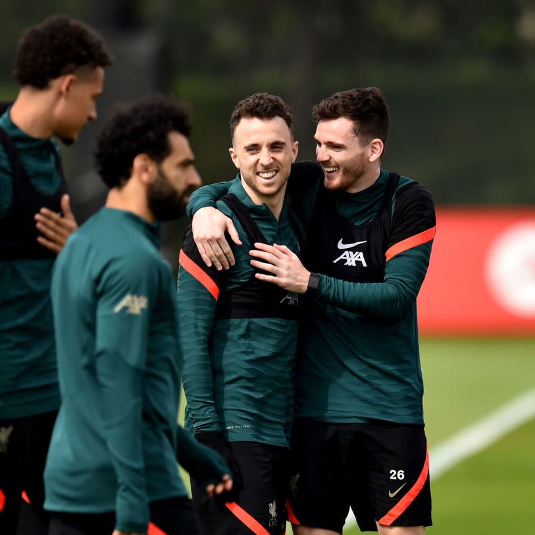 Diogo Jota com Andy Robertson no Liverpool