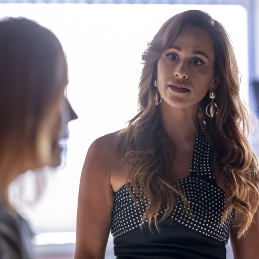 Maria de Fátima tenta aliança com Vivi para segredo não ser revelado